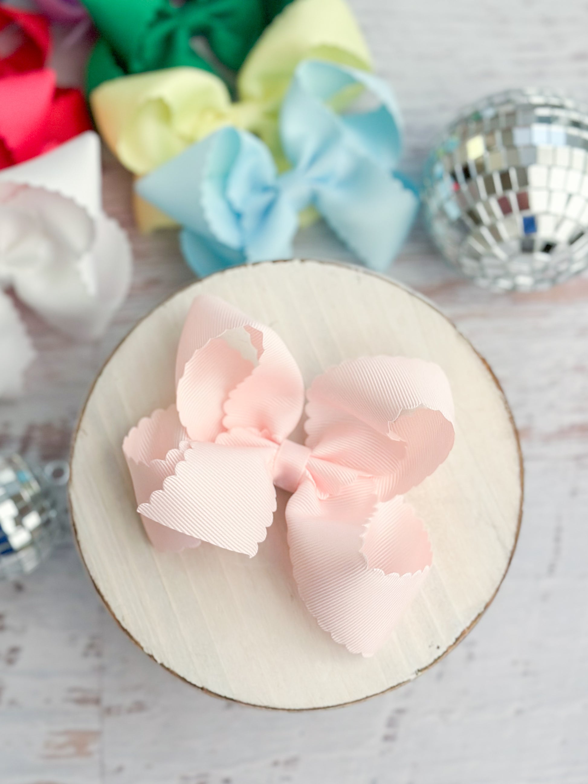 Scalloped Classic Size Bows with Alligator Clip light pink