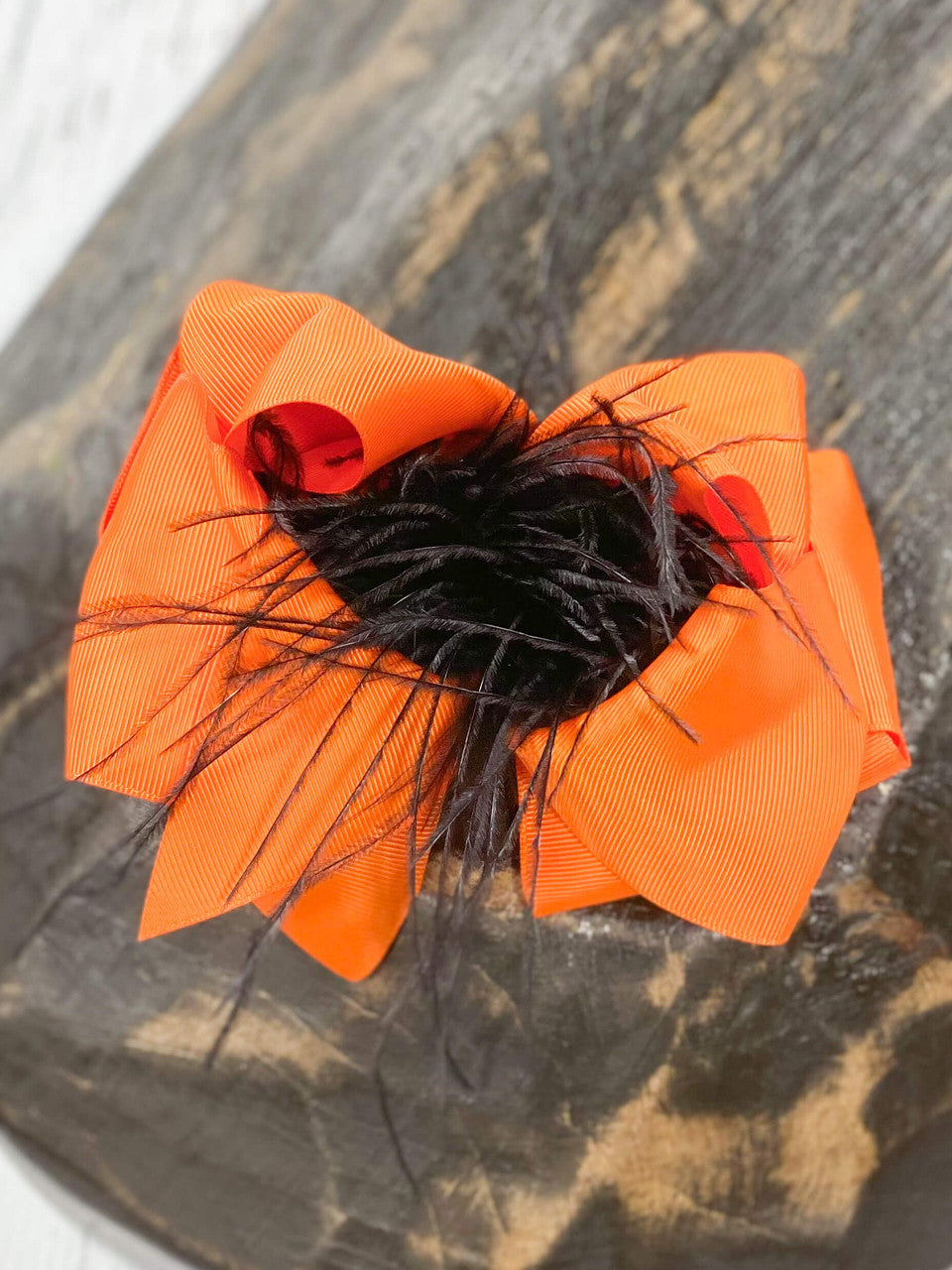 These Texas-size orange and black ostrich feather puff hair bows are perfect for your mini all year round. Pair it with any cute outfit for sporting events, family pictures, or holiday events.