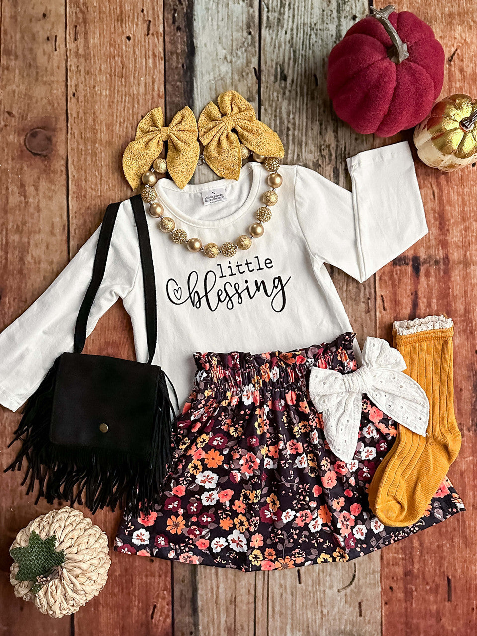 Camisa Little Blessing y falda floral de otoño