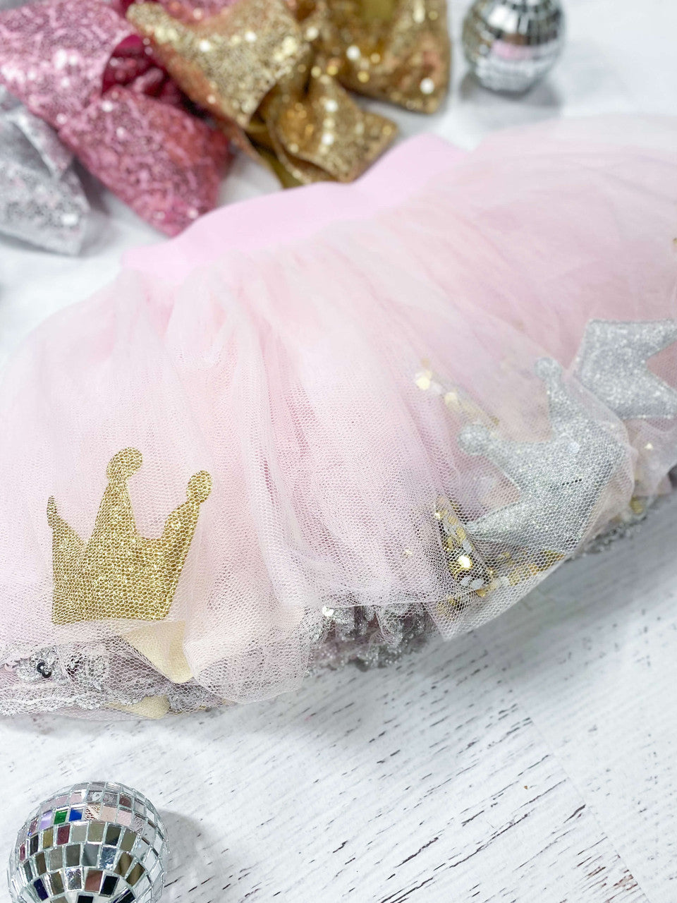 Glitter confetti and crowns filled tutu. For up to 5yrs.