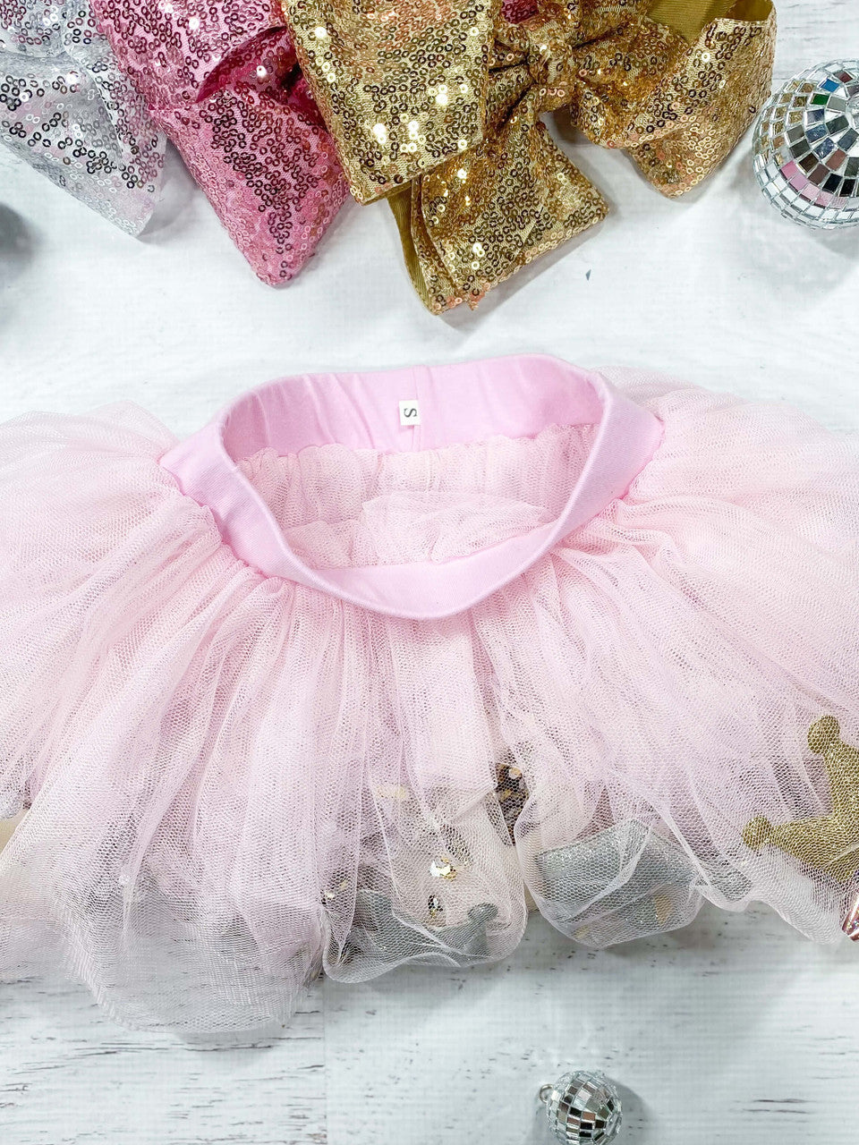 Glitter confetti and crowns filled tutu. For up to 5yrs.