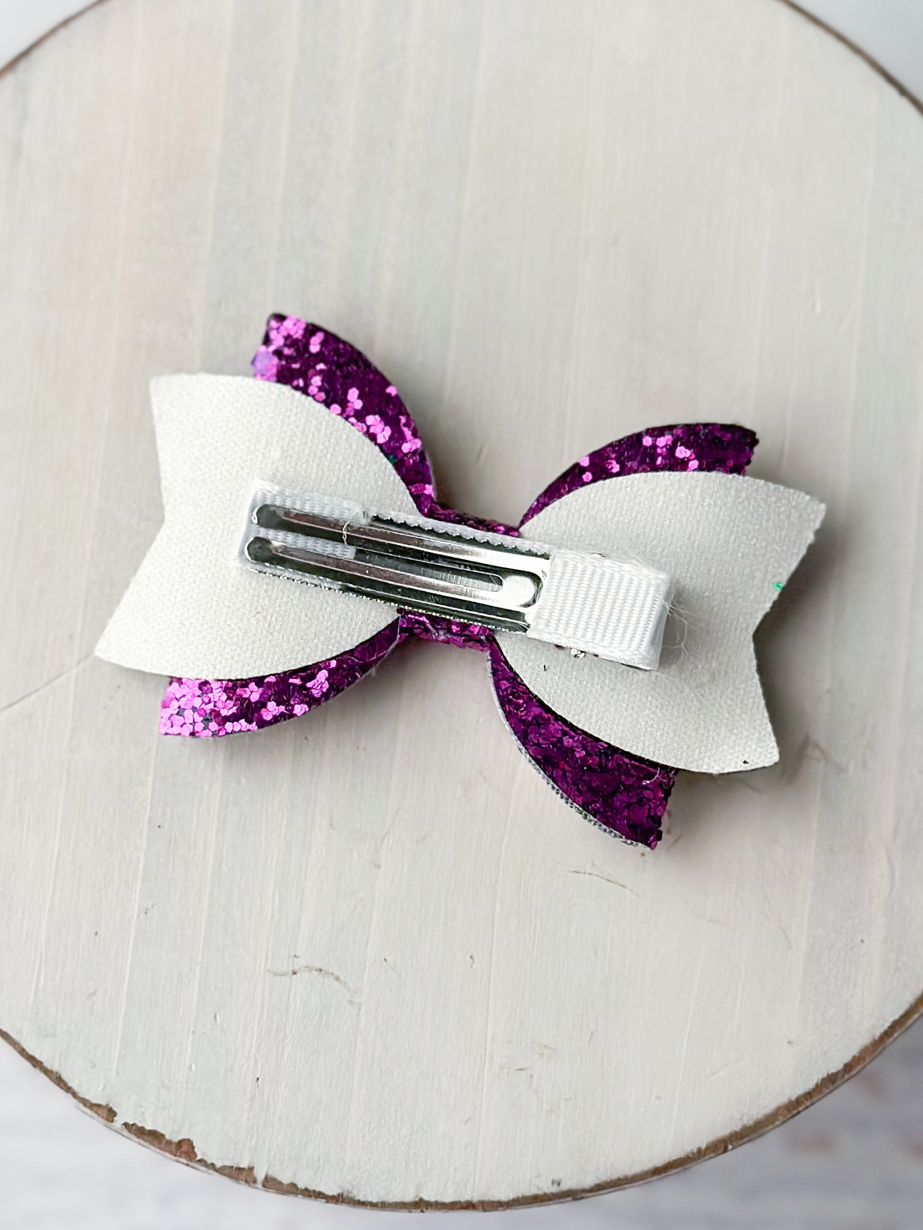 Back of bow with double prong alligator clip