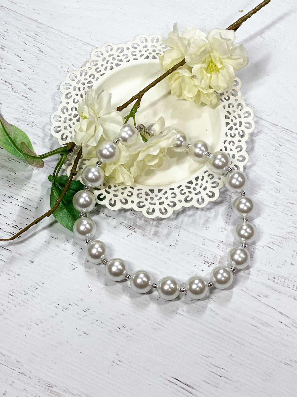 White chunky bead necklace, approximately 17"