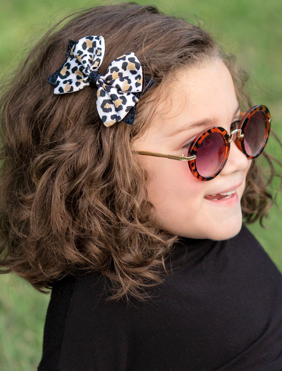 Animal print and black glitter bow - close up on model